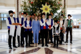 În preajma Crăciunului pe stil vechi, Președinția a fost colindată de un grup de tineri de la Ceadîr-Lunga