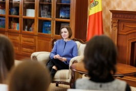 Președinta Maia Sandu s-a întâlnit cu membrii Clubului de Lectură a Liceului „Spiru Haret” din Chișinău