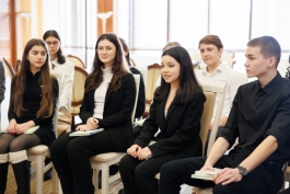 Președinta Maia Sandu s-a întâlnit cu membrii Clubului de Lectură a Liceului „Spiru Haret” din Chișinău