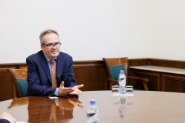 Глава государства провела дискуссию с исполнительным директором Группы Всемирного банка Коэном Дэвидс, посетившим Кишинев