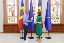 Președinta Maia Sandu a transmis Drapelul de stat Echipei Olimpice, care ne va reprezenta la Jocurile Europene din Polonia  