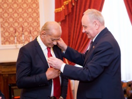 Moldovan president awards Order of Republic to Romanian pan flute player