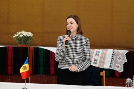 Президент Майя Санду пообщалась с жителями коммуны Вэрзэрешть и города Ниспорень