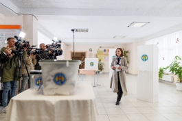  Глава государства проголосовала на выборах: «Я проголосовала за людей, которым доверяю честно и ответственно работать на благо кишиневцев»