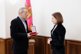  Глава государства наградила почетным званием „Artist al Poporului” пианиста Александера Палей