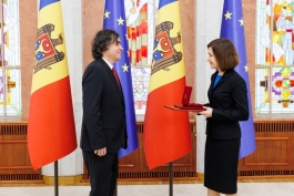 De Ziua Națională a Lecturii, Președinta Maia Sandu l-a decorat  pe scriitorul Mircea Cărtărescu cu „Ordinul de Onoare”