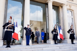 La Paris, Președinta Maia Sandu i-a conferit Președintelui Macron „Ordinul Republicii” și a discutat despre cooperarea moldo-franceză, și aderarea la UE