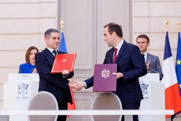La Paris, Președinta Maia Sandu i-a conferit Președintelui Macron „Ordinul Republicii” și a discutat despre cooperarea moldo-franceză, și aderarea la UE