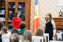  Глава государства вместе с детьми открыла в Президентуре выставку рисунков и эссе «Европейская Молдова»