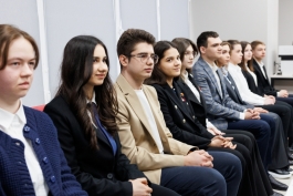  Глава государства отметила Международный день Франкофонии вместе с учащимися и преподавателями Теоретического лицея имени Георге Асаки в Кишиневе