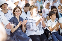  Глава государства вместе с жителями района Теленешть приняла участие в фестивале "Hora Sânzienelor"