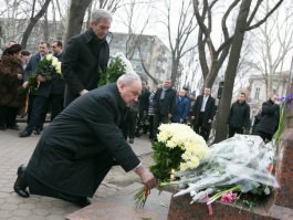 Moldovan president, acting prime minister lay flowers at bust of national poet Grigore Vieru
