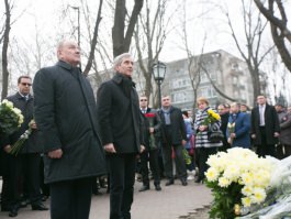 Moldovan president, acting prime minister lay flowers at bust of national poet Grigore Vieru