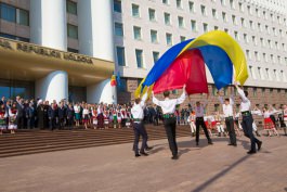 Moldovan president attends solemn parliament meeting on 25th anniversary of Tricolour's designation as State Flag