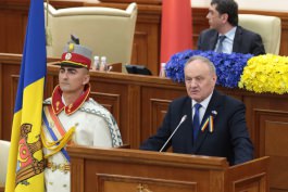 Moldovan president attends solemn parliament meeting on 25th anniversary of Tricolour's designation as State Flag
