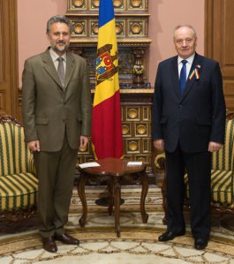 Moldovan president meets Romanian envoy