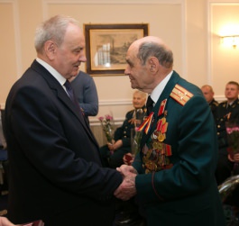 President Nicolae Timofti hands commemorative medal “The 70th anniversary of the victory over fascism in the World War II” to veterans