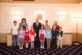 Moldovan president meets group of pupils