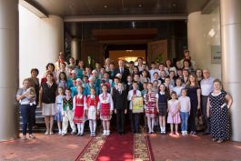 Moldovan president meets group of pupils