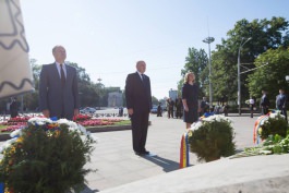 Президент Николае Тимофти почтил память Штефана чел Маре ши Сфынт