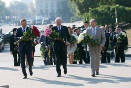Președintele Timofti a depus flori, de Ziua Limbii Române
