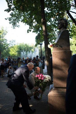 Președintele Timofti a depus flori, de Ziua Limbii Române