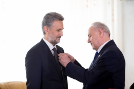 Președintele Nicolae Timofti l-a decorat pe ambasadorul român Marius Lazurca
