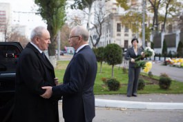 Președintele Timofti a transmis condoleanțe la Ambasadele României și Federației Ruse
