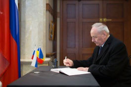 Președintele Timofti a transmis condoleanțe la Ambasadele României și Federației Ruse