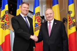 Președintele Timofti l-a decorat pe președintele României cu Ordinul Republicii