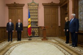 The ex officio cabinet members took oath in the presence of President Nicolae Timofti