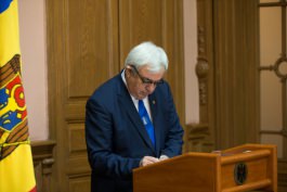 The ex officio cabinet members took oath in the presence of President Nicolae Timofti
